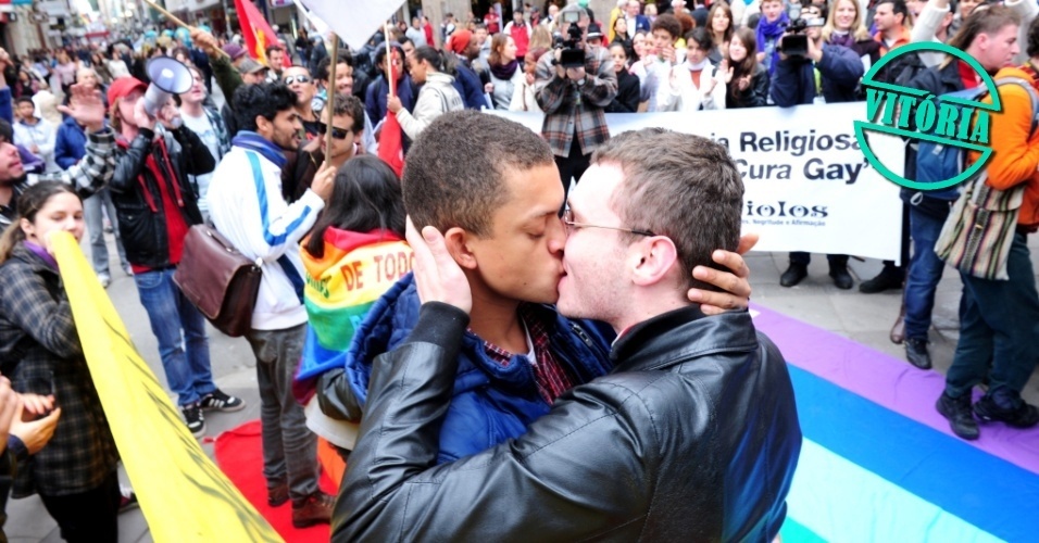 13.dez.2013 - Casais se beijam durante protesto realizado em junho de 2013 em Porto Alegre pela saída do deputado Marco Feliciano (PSC-SP) da presidência da Comissão de Direitos Humanos da Câmara Federal, e contra a proposta conhecida como 