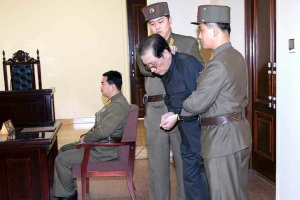 13.dez.2013 - Jang Song Thaek, tio do líder norte-coreano, Kim Jong Un, comparece a tribunal militar em Pyongyang com as mãos amarradas e escoltado