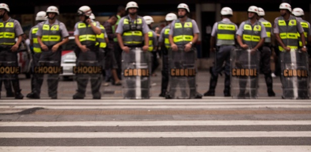 Policiais do Choque se alinham na Praça Ramos, em SP, onde manifestantes protestam contra Alckmin - Rodrigo Dionisio/Frame/Estadão Conteúdo