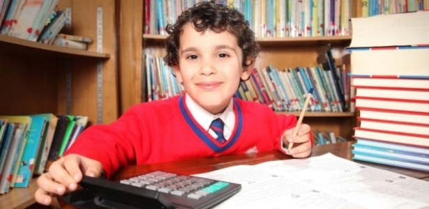 Sherwyn Sarabi, de 4 anos, já leu 940 livros e tem o mesmo QI de Einstein  - Reprodução/Daily Mail
