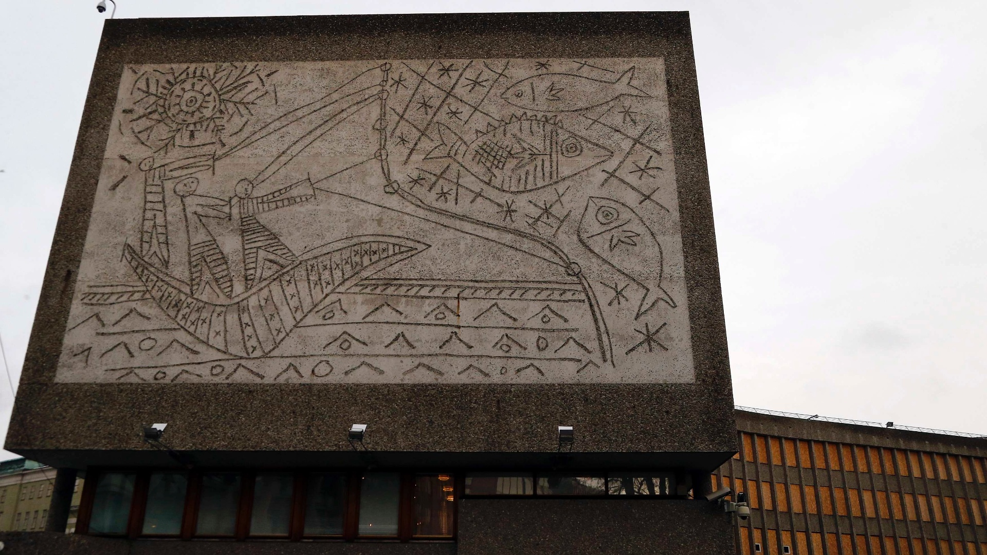 Fachada de edifício público de Oslo, na Noruega, com obra de Picasso -  Tobias Schwarz / Reuters