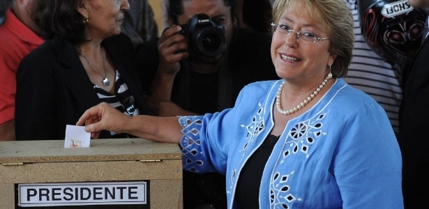 15.dez.2013 - A candidata da oposição e ex-presidente do Chile, Michelle Bachelet, votou pela manhã