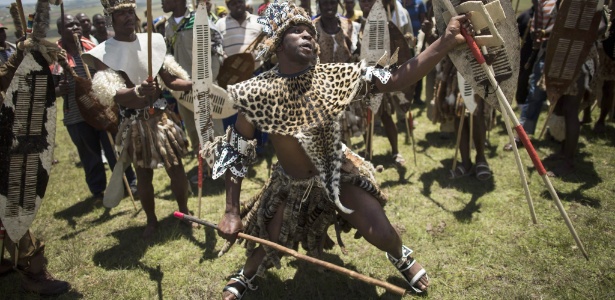 Guerreiros zulus dançam durante ritual tribal - Ian Langston/Epa/Efe