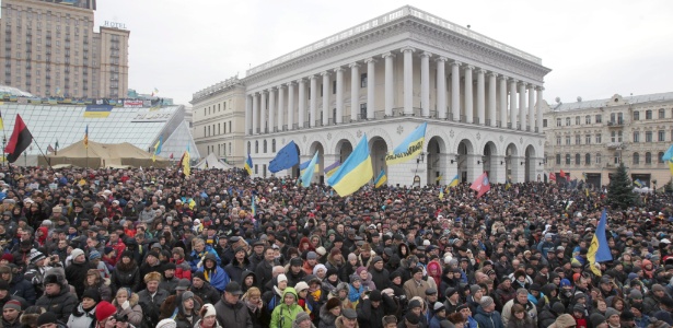 15.dez.2013 - Protestos pró-Europa na Ucrânia reúnem mais de 200 mil pessoas na praça da Independência em Kiev