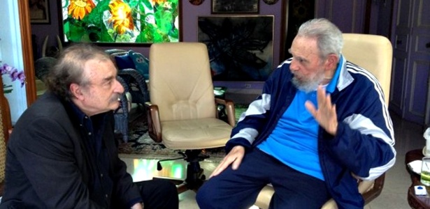 O líder cubano Fidel Castro (à dir.) recebeu o jornalista franco-espanhol Ignacio Ramonet; o encontro aconteceu no dia 13 deste mês, mas a imagem foi divulgada nesta segunda-feira (16) - AFP