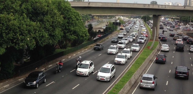 Taxistas protestaram na avenida 23 de Maio, entre as zonas sul e central de São Paulo. Eles são contra a possibilidade de a prefeitura proibir o tráfego de táxis nas faixas exclusivas de ônibus - Hermann Wecke/Estadão Conteúdo