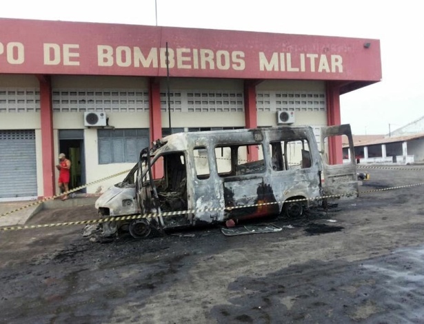 Ao todo, cinco carros foram incendiados e uma parte do prédio também foi atingida pelas chamas - Soldado Heráclito Daniel/Arquivo Pessoal
