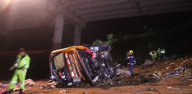 Um ônibus de turismo caiu da ponte da represa Vossoroca na BR-376, no Paraná. Ao menos seis pessoas morreram e 29 ficaram feridas - João Carlos Frigério/Estadão Conteúdo