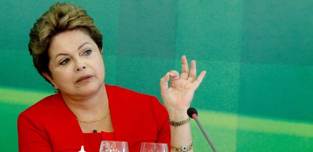 18.dez.2013 - A presidente Dilma Rousseff em entrevista para jornalistas no Palácio do Planalto
