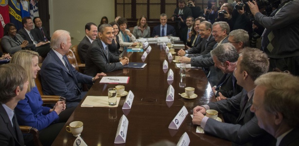 18.dez.2013 - O presidente dos Estados Unidos, Barack Obama, e o vice-presidente, Joe Biden (terceiro à esq.), encontram executivos da área de tecnologia, como Reed Hastings do Netflix