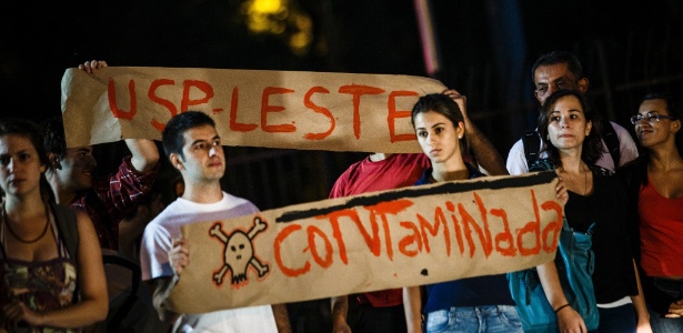 19.dez.2013 - Alunos da USP Leste fazem protesto pela falta de condições no campus da universidade - Adriano Vizoni/Folhapress