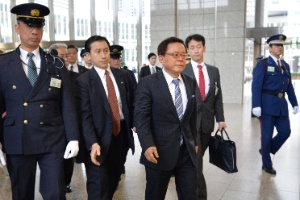 Prefeito de Tóquio, Naoki Inose (à frente), chega ao prédio do Governo Metropolitano da cidade