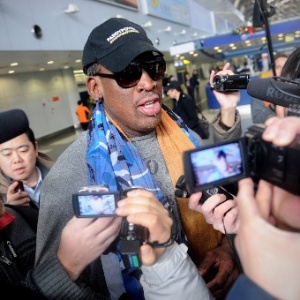 O ex-jogador de basquete Dennis Rodman fala com jornalistas no aeroporto internacional de Pequim (China) antes de partir para a Coreia do Norte, onde irá participar das comemorações do aniversário de seu amigo Kim Jong-un - Wang Zhao/AFP