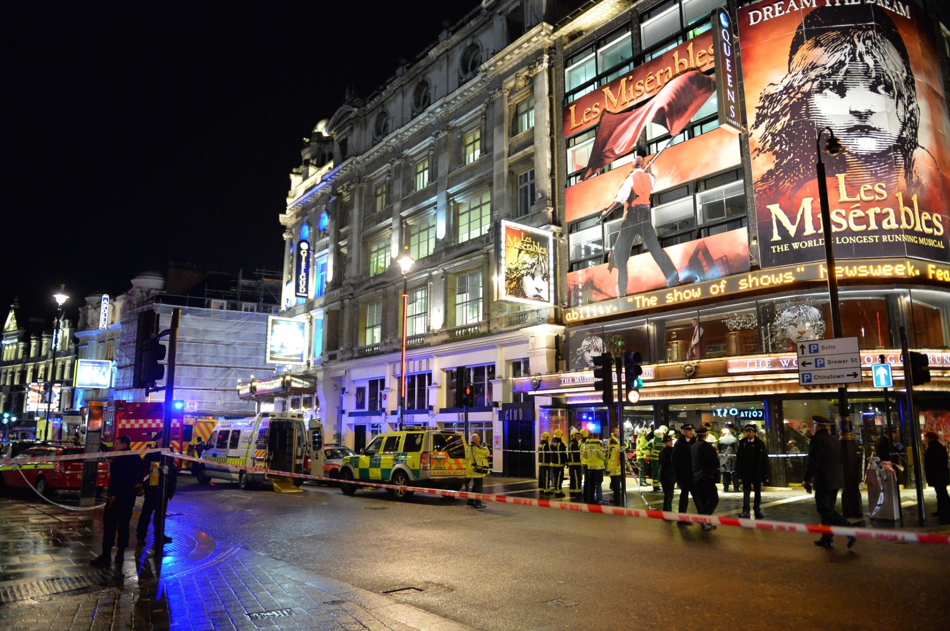 19.dez.2013 - Rua do do teatro Apollo, em Londres (Inglaterra), é interditada, após parte do teto do local ceder durante uma apresentação com casa cheia. Há informação de feridos no local - Leon Neal/AFP