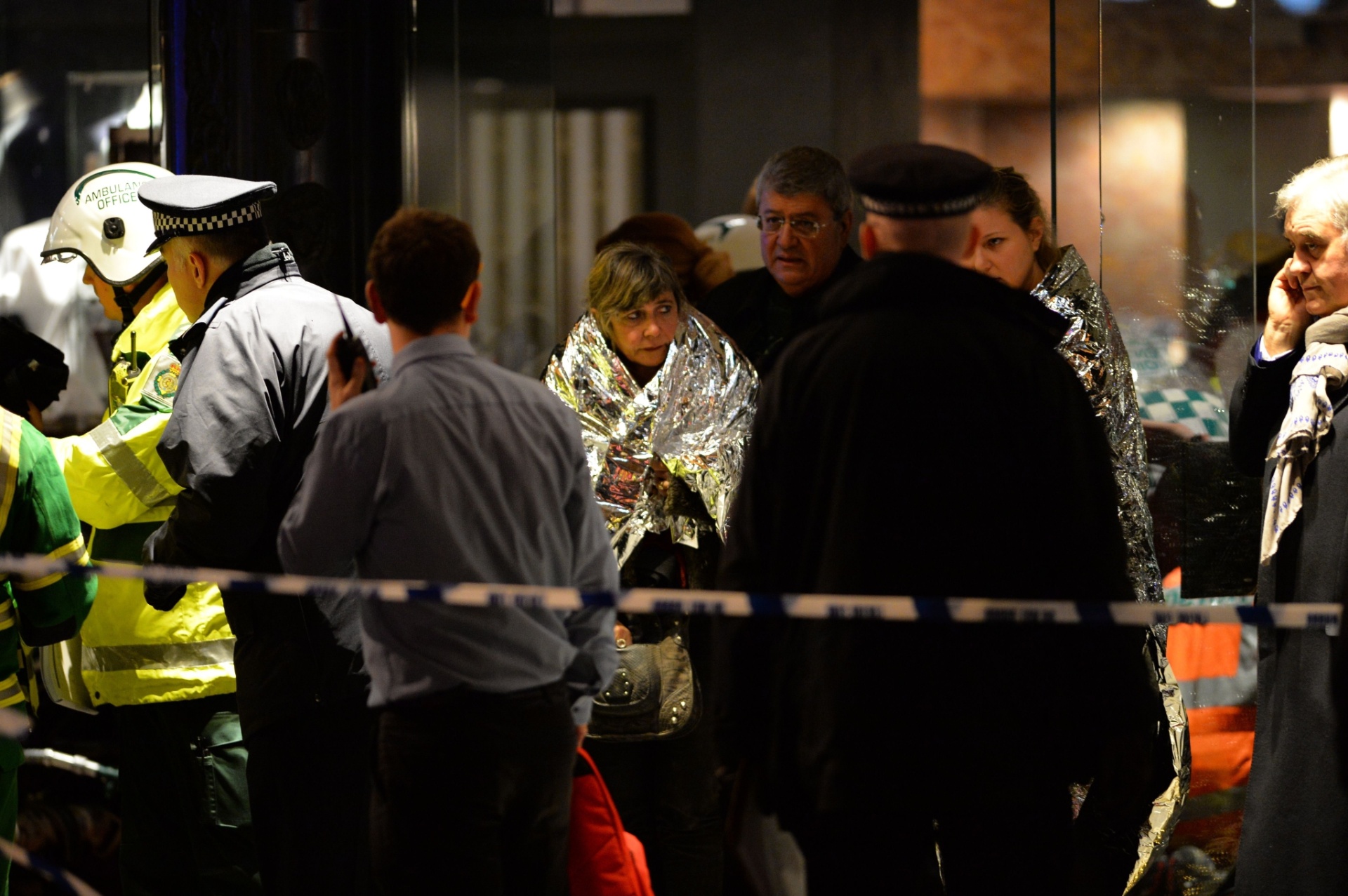 19.dez.2013 - Vítimas do desabamento de parte do teto do teatro Apollo, em Londres (Inglaterra), são socorridas. O acidente ocorreu por volta de 20h15 no horário local (18h15 em Brasília) durante uma apresentação com casa cheia - Leon Neal/AFP