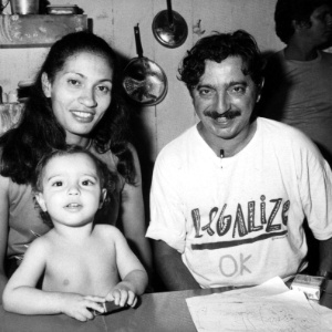 Chico Mendes posa para foto ao lado de sua mulher Ilzamar e seu filho - Homero Sérgio/Folhapress - 1º.mai.1988