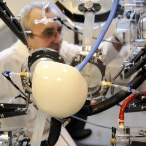 Foto tirada em 24 de setembro de 2009 mostra funcionário da empresa francesa Carmat trabalhando em um coração artificial conectado a uma máquina simulando o sistema circulatório humano, em Velizy, subúrbio de Paris - Franck Fife