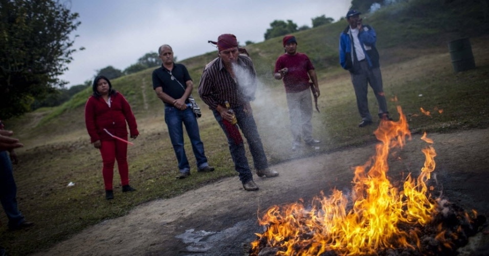 21.dez.2013 - Sacerdotes participam de uma cerimônia maia para comemorar o solstício de inverno, no parque arqueológico Kaminal Juyú, na Cidade da Guatemala, capital da Guatemala, neste sábado (21)