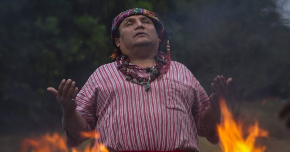21.dez.2013 - Sacerdotes participam de uma cerimônia maia para comemorar o solstício de inverno, no parque arqueológico Kaminal Juyú, na Cidade da Guatemala, capital da Guatemala, neste sábado (21). O solstício de inverno marca o início da estação no hemisfério norte, normalmente no dia 22 de dezembro.