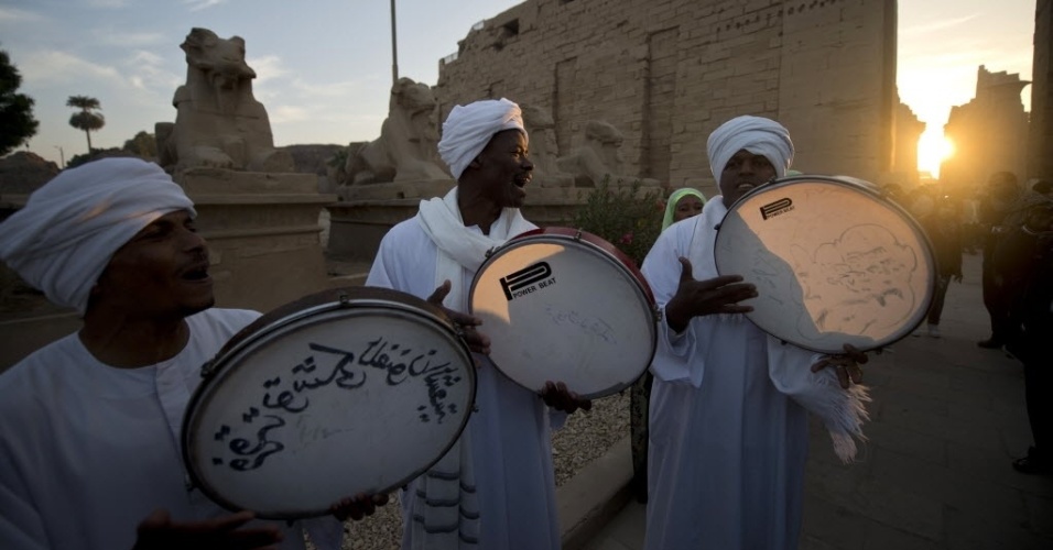 21.dez.2013 - Banda egípcia toca música tradicional para celebrar o solstício de inverno no templo de Karnak, no Egito, neste sábado (21)