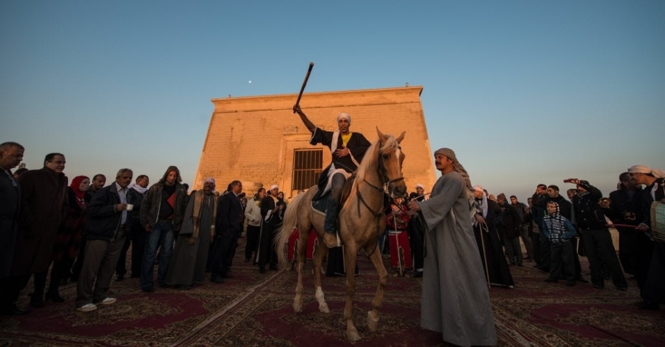 21.dez.2013 - Dançarinos comemoram o solstício de inverno fora do templo de Qasr Qarun na província de Fayoum, no Egito, neste sábado (21)
