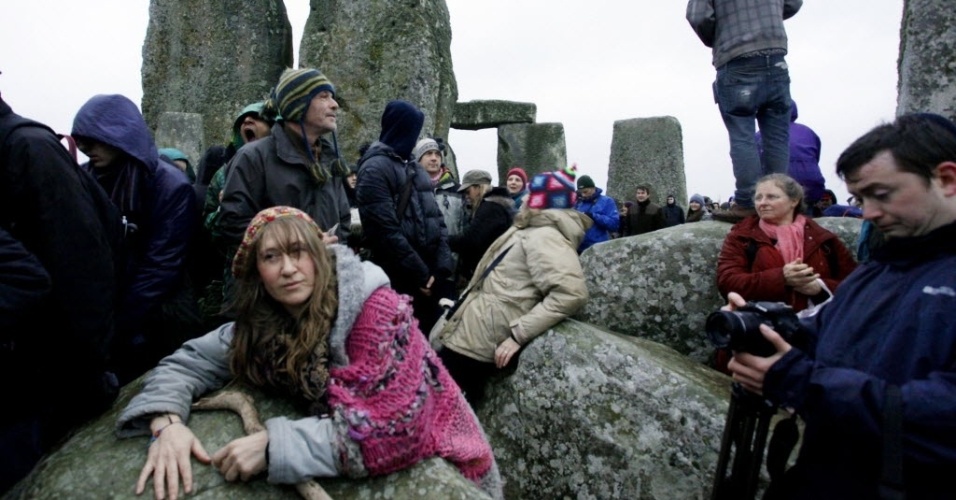 21.dez.2013 - Pessoas participam de uma cerimônia para comemorar o solstício de inverno em Stonehenge, na Inglaterra, neste sábado (21)