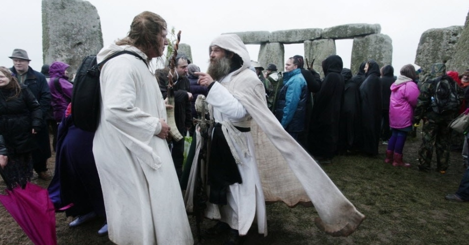 21.dez.2013 - Druidas participam de uma cerimônia para comemorar o solstício de inverno em Stonehenge, na Inglaterra, neste sábado (21)