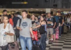 O movimento de passageiros no saguão de embarque do aeroporto de Congonhas, zona sul de São Paulo, é intenso na manhã deste sábado (21). Longas filas se formam nos guichês das companhias aéreas