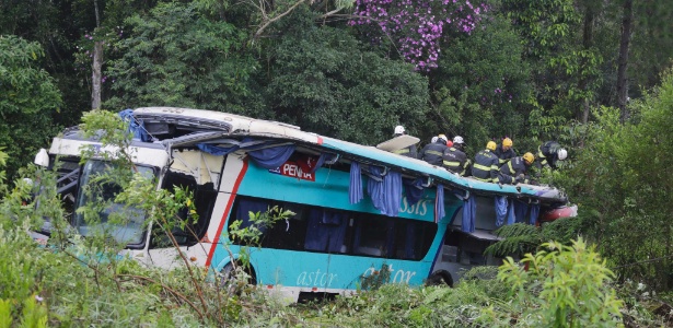 Bombeiros trabalham para retirar vítimas das ferragens do ônibus que caiu dentro de um barranco - Nelson Antoine/Estadão Conteúdo