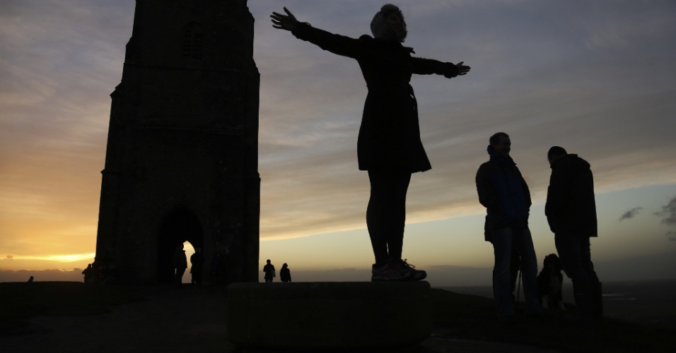 22.dez.2013 - Britânicos contemplam pôr-do-sol em dia de solstício de inverno (fenômeno que marca o começo do inverno e quando se registra o dia mais curto do ano), na colina de Glastonbury (Reino Unido)