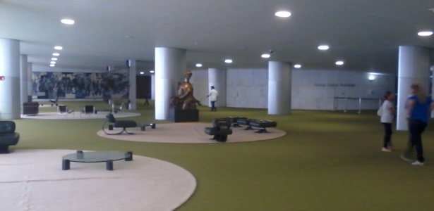 23.dez.2013 - No último dia antes do recesso parlamentar, Salão Verde da Câmara, um dos locais mais movimentados do Congresso Nacional, fica vazio