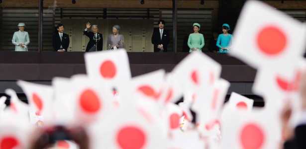 Akihito, acompanhado da imperatriz, Michiko, e de outros membros da família, acena do Palácio Imperial