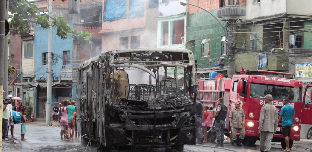 Manifestantes queimaram um ônibus na favela Para Pedro, em protesto à morte da menina de 12 anos - Bruno Gonzalez / Agência O Globo