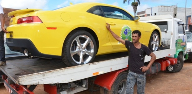 O carroceiro Gilvan Silva, 39, morador de Vitória da Conquista (a 516 km de Salvador), ganhou um Camaro amarelo como prêmio de um título de capitalização. O carro foi entregue na tarde de segunda-feira (23) - Anderson Oliveira/Blog do Anderson 