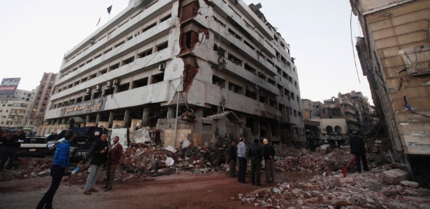 Prédio da polícia fica destruído após atentado com carro-bomba na cidade de Mansura