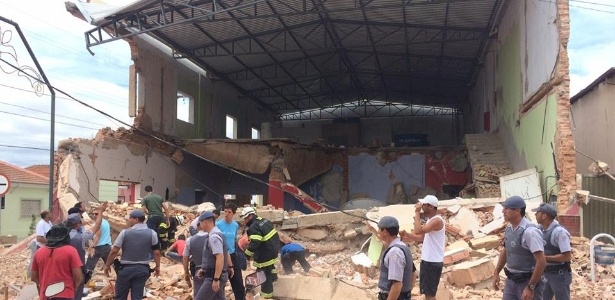 Policiais observam prédio que desabou no centro de Botucatu, interior de São Paulo - Cleber Novelli/Leia Notícias