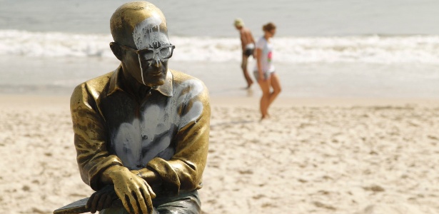 Estátua do poeta Carlos Drummond de Andrade amanheceu pichada na Praia de Copacabana, no Natal - Marcelo Carnaval/Agência O Globo
