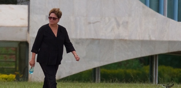 A presidente Dilma Rousseff deixa o Palácio do Alvorada, em Brasília, de helicóptero. Acompanhada da filha, Paula, e do neto, Gabriel, ela segue para Bahia, onde deve passar o Ano Novo - Alan Marques/ Folhapress