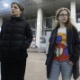 26.dez.2013 - Integrantes do grupo punk Pussy Riot, Nadezhda Tolokonnikova (esq.) e Maria Alyokhina aguardam voo para Moscou. As duas artistas estavam presas a mando do governo russo em um presídio da Sibéria e só foram libertadas na segunda-feira (23) - Ilya Naymushin/Reuters
