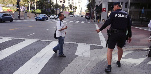 Policial multa pedestre por atravessar a rua ilegalmente no centro de Los Angeles (EUA) - J. Emilio Flores/The New York Times
