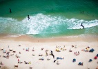 Sujeira na praia do Leblon desagrada turistas, mas não afasta banhistas - Daniel Marenco/Folhapress