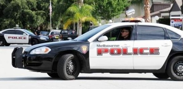 Motoristas parados por excesso de velocidade receberam uma notificação e um bilhete de loteria das mãos de policiais em Melbourne, na Flórida (EUA), no dia de Natal - Reprodução/Florida Today