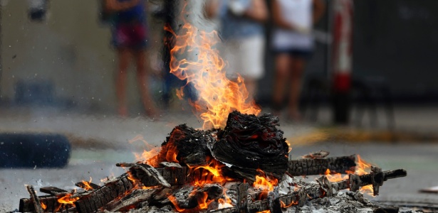 Moradores fazem fogueira em bloqueio de rua no bairro de Villa Crespo, em Buenos Aires. Eles protestam contra apagões que têm afetado a capital argentina desde a semana passada - Marcos Brindicci - 27.dez.2013/Reuters