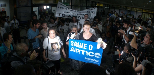 A ativista brasileira Ana Paula Maciel, detida com mais 29 pessoas por protestar em uma plataforma de petróleo no Ártico em 18 de setembro, desembarca na cidade de Porto Alegre (RS) na manhã deste sábado (28) - Luciano Leon/Futura Press