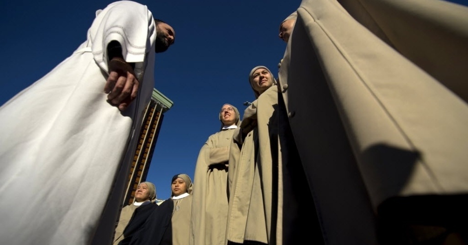 29.dez.2013 - Padre conversa com freiras antes de missa no centro de Madri, capital da Espanha