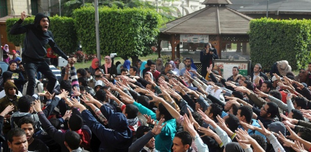 Estudantes apoiadores da Irmandade Muçulmana protestam na Universidade do Cairo, no Egito - 30.dez.2013 - Reuters