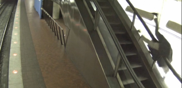 Homem cai de escada rolante no metrô de Washington; empresa responsável pelo serviço, a Metropolitan Area Transit Authority, têm advertido usuários sobre perigos da ingestão de álcool antes do uso do transporte público - Reprodução/Washington Post