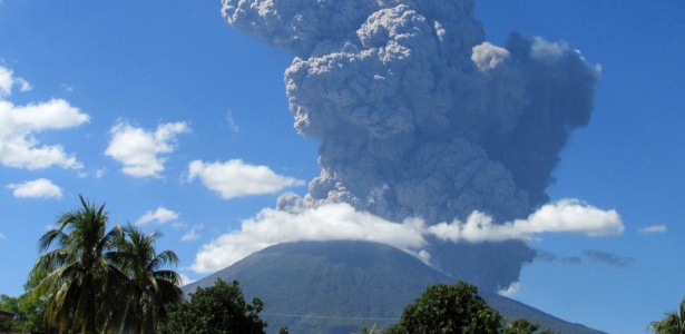 O vulcão Chaparrastique, em San Miguel (El Salvador), expele cinzas durante erupção - Reuters