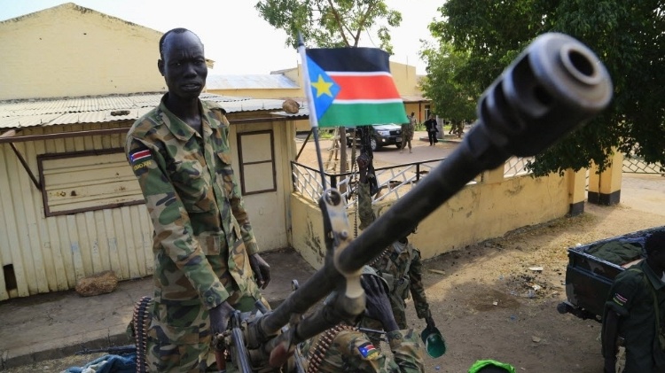 Um soldado do Exército do Sudão do Sul se posiciona próximo a uma metralhadora montada em um caminhão em Malakal, cidade a 497 km a nordeste da capital Juba, após a retomada da cidade de combatentes rebeldes