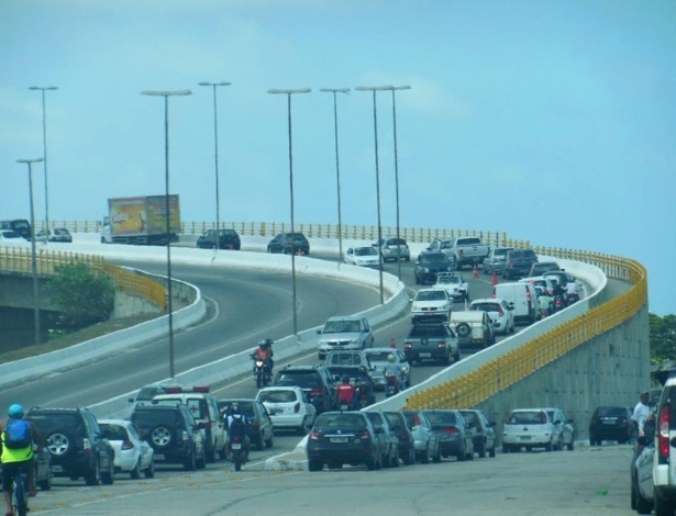 Motoristas em Natal enfrentam congestionamentos na saída para passar o Réveillon longe das praias urbanas e com destino a roteiros no litoral norte e sul - Tácio Cavalcante/Via Certa Natal